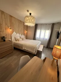 Auberge du Vieux Lanas Logis Hotel Restaurant - Zimmer