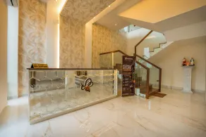Bumblebee Hotel - Hall