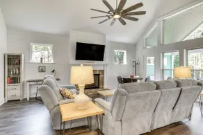 Lakefront Mccormick Retreat w/ Patio & Views - Innvendig