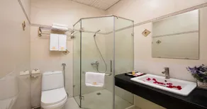 Van Mieu Hotel - Bathroom