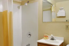 Days Inn by Wyndham Cleveland Lakewood - Salle de bain