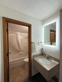Super 8 by Wyndham West Fargo Main Ave ND - Badrum