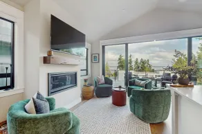 1 BR Home w/ Gas Fireplace & Puget Sound Views - Intérieur