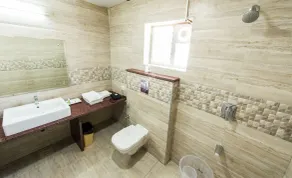 Plazza hotel , Trichy - Bathroom