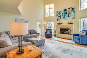 Steps to White River: Mountain View Home w/ Deck! - Interiör