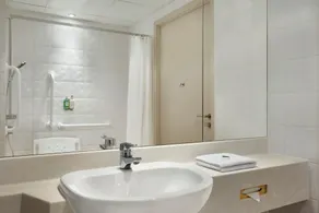 Ramada Hotel & Suites by Wyndham Coventry - Bathroom