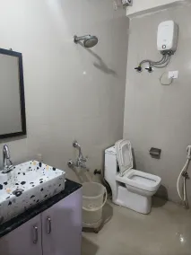 Frolic Hotel Near Sec 52 Noida Metro Station - Badeværelse