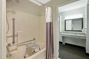 La Quinta by Wyndham Harrisburg Airport Hershey - Salle de bain