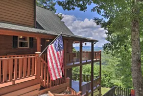 Game Room & Fire Pit: Picturesque Cabin in Murphy - Interiør