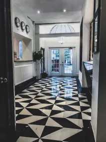 Pembroke Inn - Interior entrance