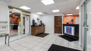 Motel 6-Pulaski, TN - Lobby