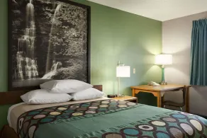 Super 8 by Wyndham Batesville - Room