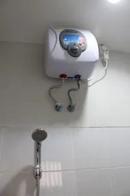 Ghurfati Hotel Mangga Besar - Bathroom