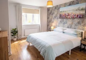 Detached House - 3 Bedrooms - 3 Bathrooms - Private Garden & Parking Plus Garage - Quiet Cul De Sac Location - Dog Friendly - Fast Wifi - Close to Motorway Access - Værelse