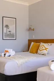 South Pacific Palms Motor Inn - Room