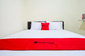 RedDoorz near GOR Satria 3 - Room
