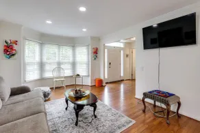 Easy Transit to DC! Family Home w/ Fenced Yard - Interiør