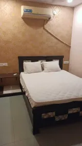 Hotel O Banjara Lake Hyderabad Formerly Lakeview Palace - Room