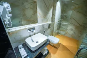 Hotel Park Inn Nellore - Near the Hospital & Highway - Bathroom