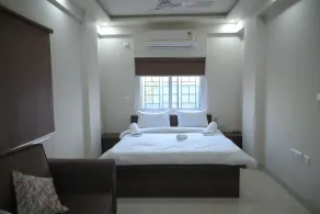 Yuvi Grand Residency - Chambre