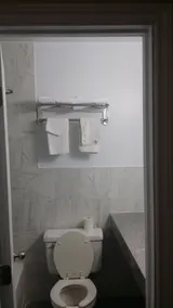 American Plaza Motel - Bathroom