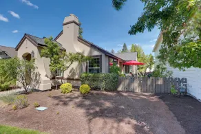 Bend Home: Office, Garage, Parks, Seasonal Pool! - Interiør