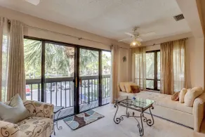 Pool & Ocean Access: Palm Beach Gardens Condo - Intérieur