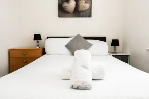 Greenings Apt Warrington - 2 Bed with FREE off road Parking & Wifi - Room
