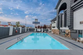 Travelodge by Wyndham Calgary South - Pool