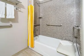La Quinta Inn & Suites by Wyndham Mercedes Outlet Mall - Salle de bain