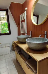 Le Mas Fraissinet - ACCES ESPACE DETENTE pour toutes les chambres sauf la suite COCON qui a son Jacuzzi privé - Badrum
