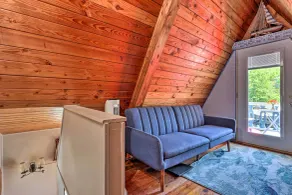 Lakefront Rocky Mount Cabin w/ Dock & Kayaks! - Interiör