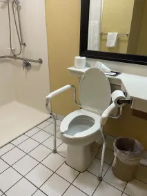 Quality Inn Conference Center Logansport - Bathroom