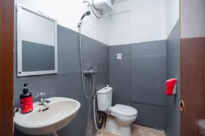 RedDoorz Plus near Mall Kelapa Gading - Bathroom