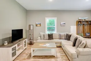 Quiet Pet Friendly Cabin w/ Fire Pit Near Lake Ann - Innenbereich