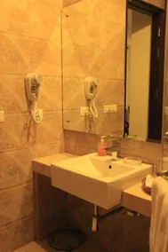 Indiyaah Inn - Bathroom