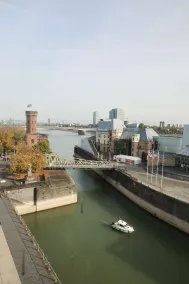 art'otel cologne, Powered by Radisson Hotels - Vue de la chambre