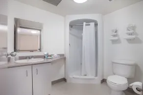 Residence & Conference Centre - Niagara-on-the-Lake - Bathroom