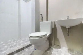 RedDoorz near Solo Balapan Station 2 - Baño