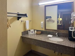Motel 6 Morrilton, AR - Bathroom