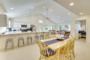 Lake Champlain Retreat w/ Grill, Fire Pit! - Interiør