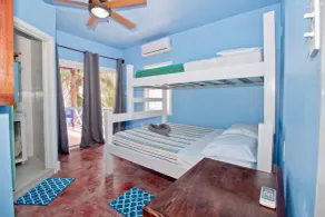 Sandbar Beachfront Hotel & Hostel Restaurant - Room