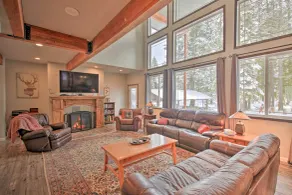 Expansive Group Lake House w/ Private Hot Tub! - Innenbereich