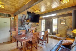 Historical Mtn-view Getaway w/ Hot Tub in Sandy! - Innenbereich