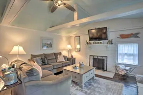 Coastal, Walkable Home in Historic Southport! - Innenbereich