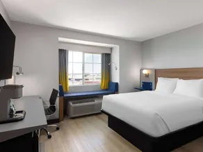 Microtel Inn & Suites by Wyndham Tracy - Room