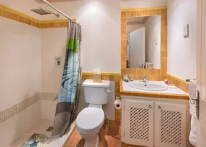 Lovely 1 Br Apartment! Fully Furnished - Salle de bain
