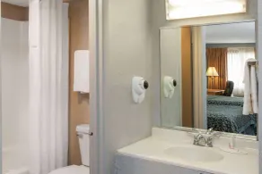 Days Inn by Wyndham Farmer City - Bathroom