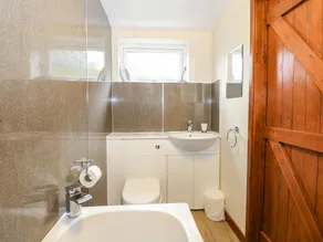 5 Melinda Cottages - Bathroom