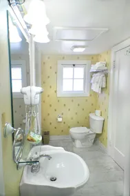 Buffalo Bill Village Cabins - Bathroom